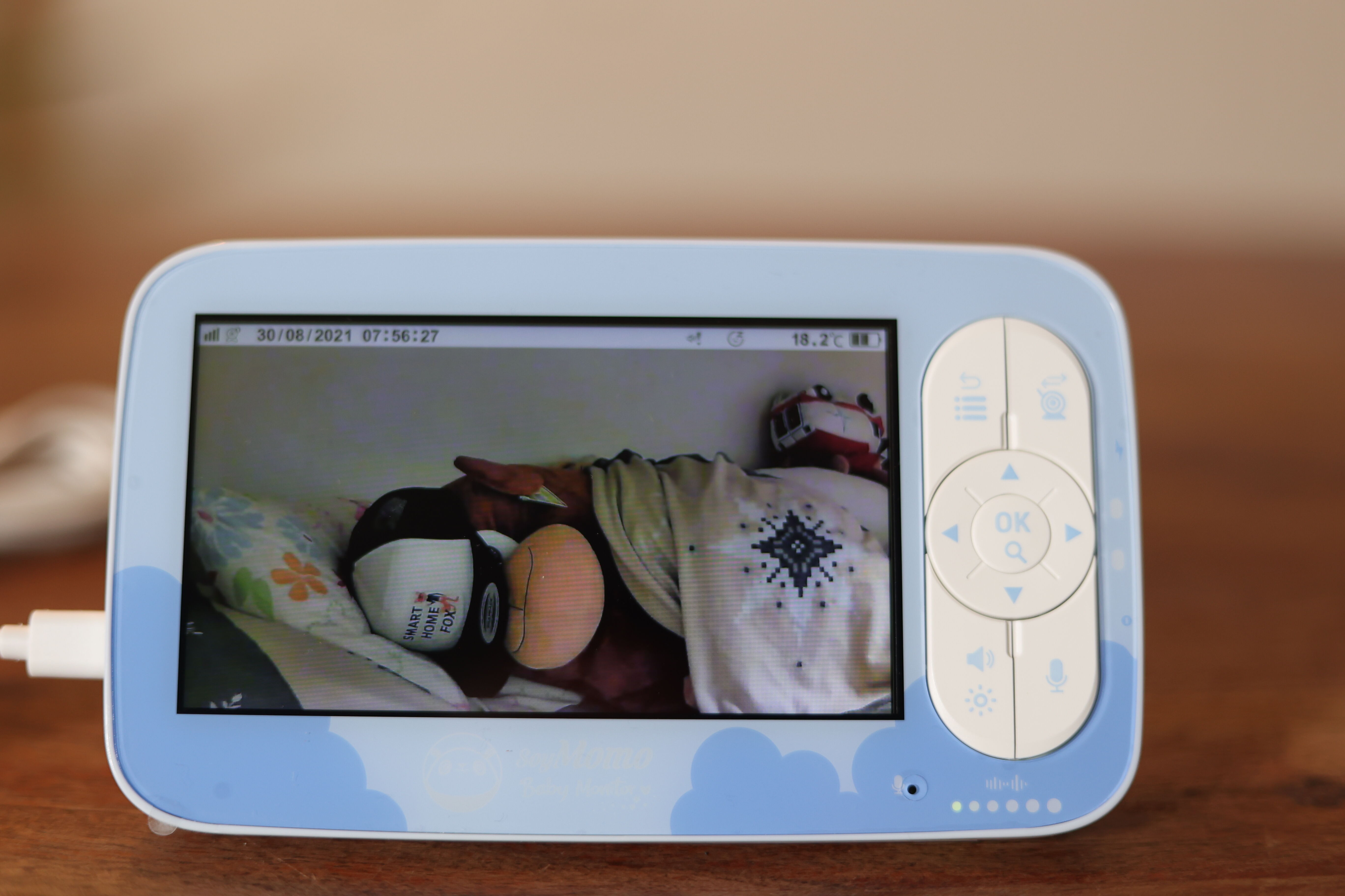 Der Bildschirm der SoyMomo Babyphone Elterneinheit